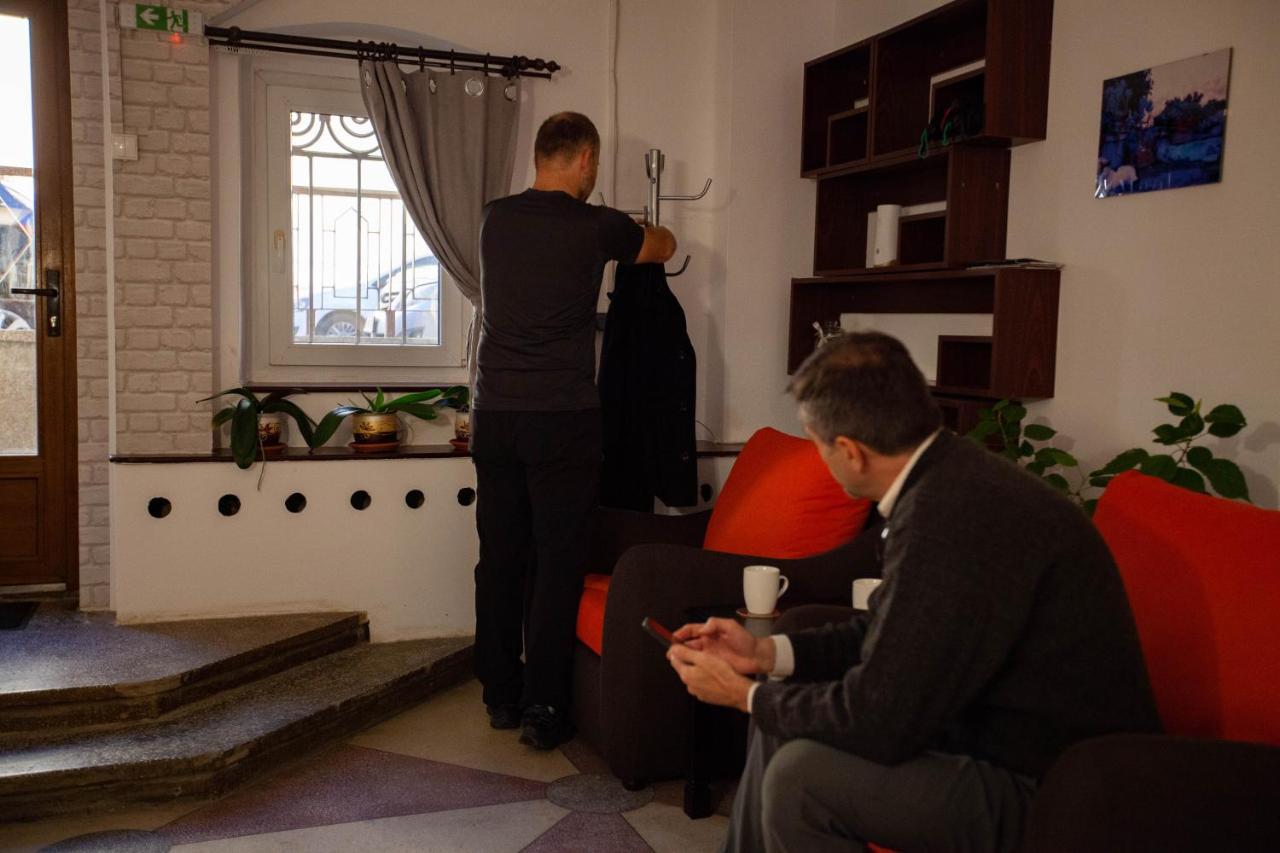 Oradea Central Hostel Buitenkant foto