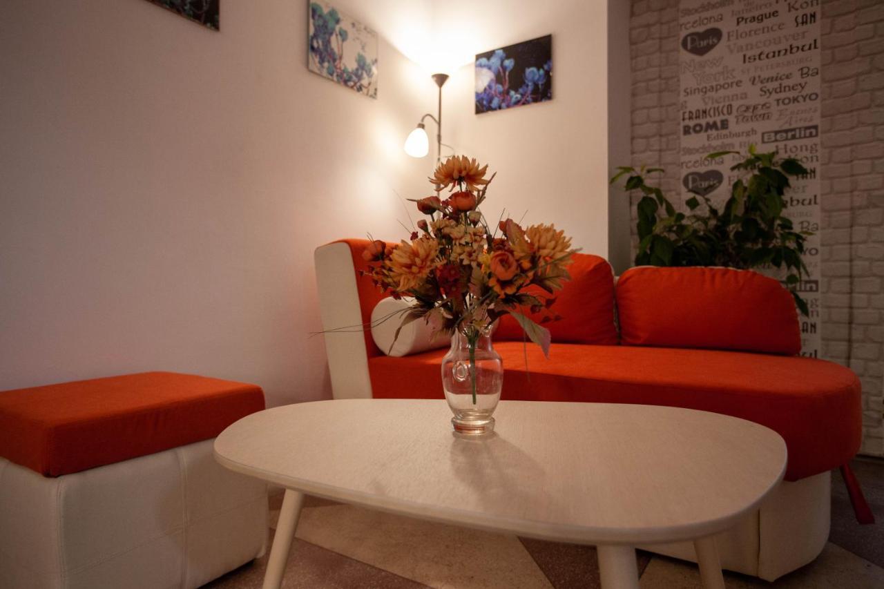 Oradea Central Hostel Buitenkant foto
