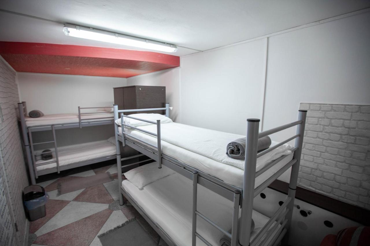 Oradea Central Hostel Buitenkant foto