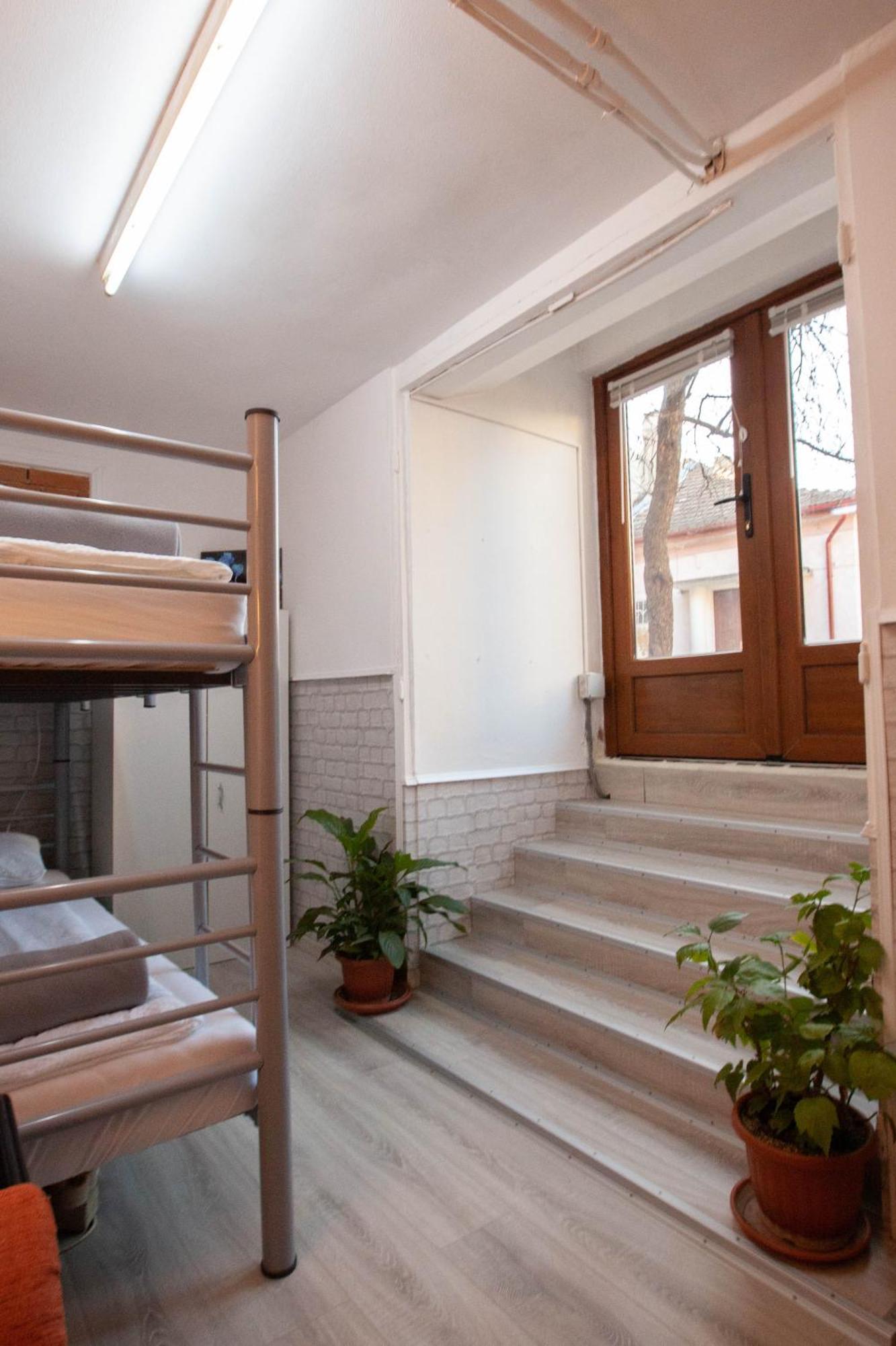 Oradea Central Hostel Buitenkant foto