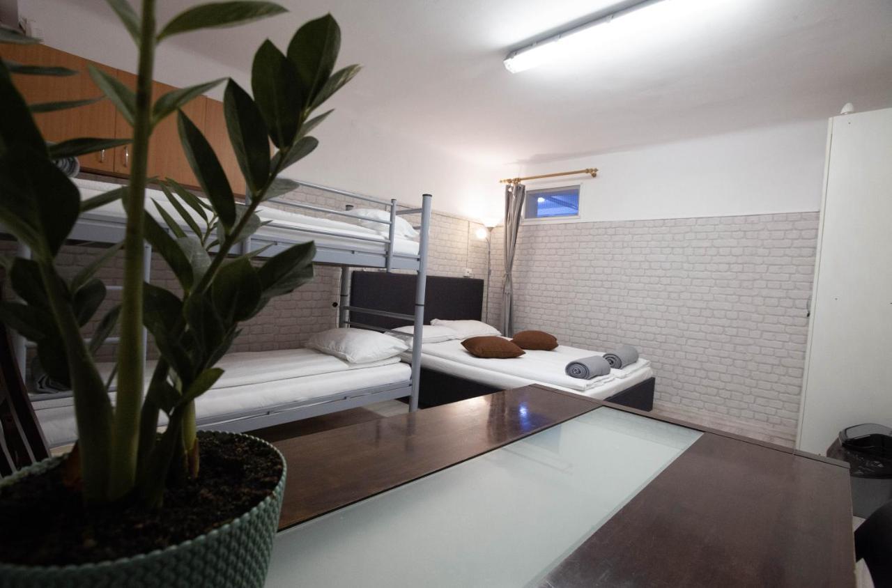 Oradea Central Hostel Buitenkant foto